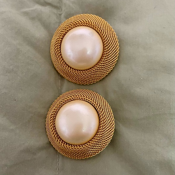 Joan Rivers Clip On Earrings-Gold mesh with Faux Pearl - Picture 2 of 4